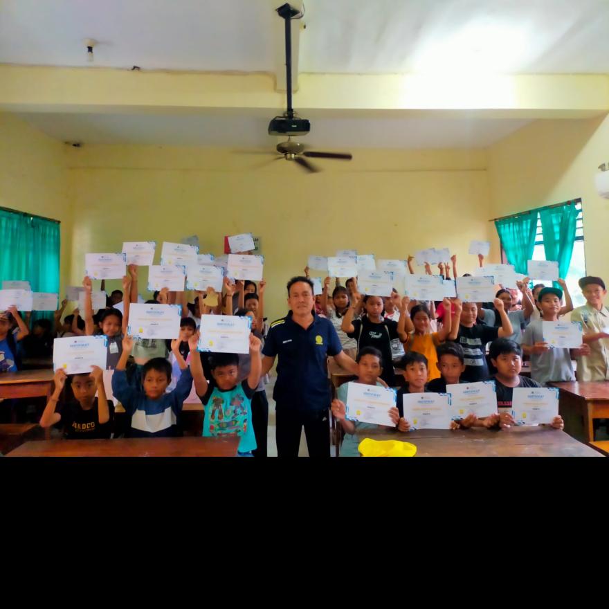 Penyerahan Sertifikat Les Bahasa Inggris